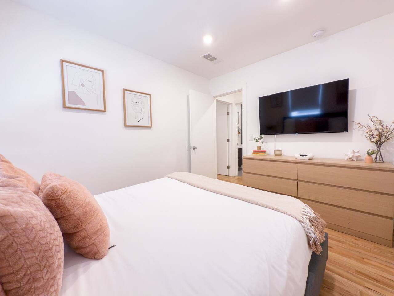 Bedroom 3 (queen)